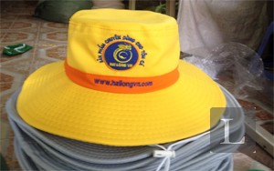  May nón tai bèo làm quà tặng nông dân cà mau